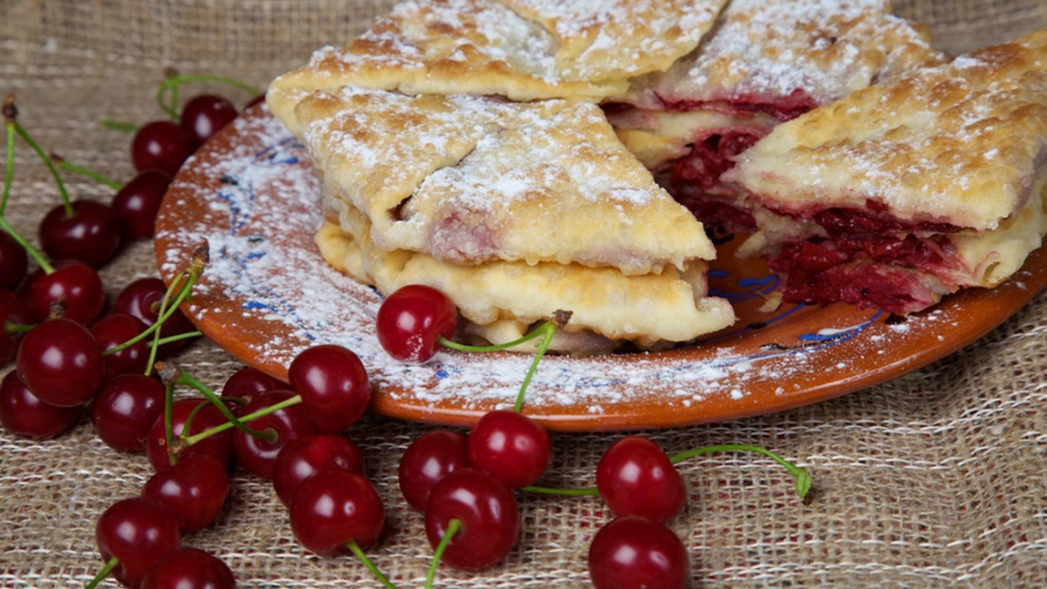Plăcintă cu vișine, gustoasă și ușor de făcut. Trucuri simple pentru un desert irezistibil