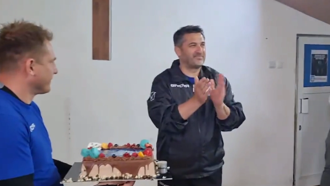 Antrenorul Politehnicii Iaşi, Claudiu Niculescu, a împlinit vârsta de 46 de ani. Cum a fost surprins de echipă - VIDEO