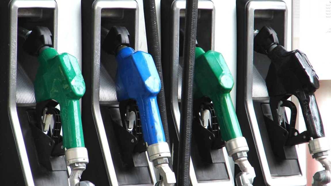 Guvernul amenință benzinarii cu legea speculei dacă cresc „nejustificat” prețurile la carburanți