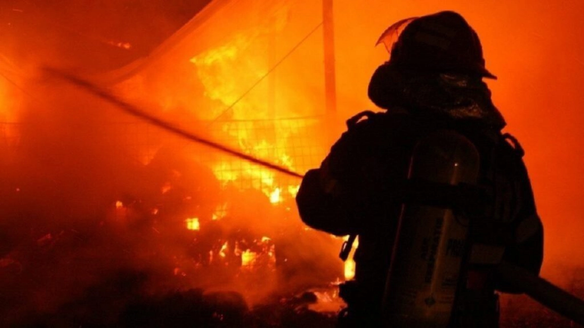 Incendiu puternic la mai multe anexe gospodăreşti din Harghita: intervin zeci de pompieri şi localnici