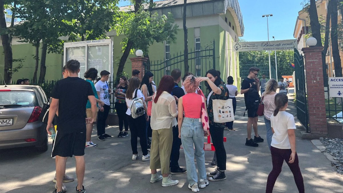 Elevii ieșeni au trecut prin prima probă de foc la examenul de BAC! „Dacă îți spun ce subiect mi-a picat, rămâi proastă!” – GALERIE FOTO