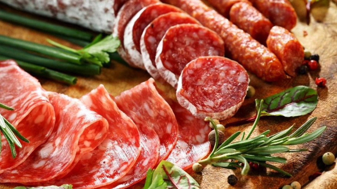 Românii vor întâmpina noi scumpiri. Preţul la carne şi mezeluri ar putea să se dubleze