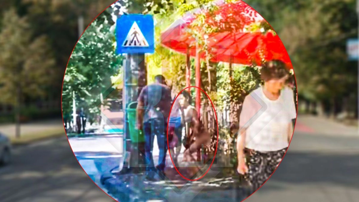 Imaginile zilei! O tânără și-a dat lenjeria intimă jos, apoi și-a făcut nevoile în plină zi pe trotuar în Copou - FOTO