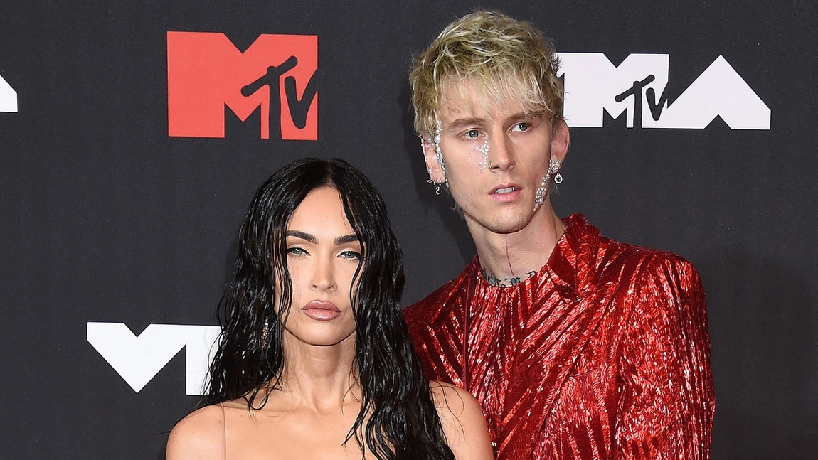 Megan Fox și Machine Gun Kelly, implicați într-un ritual în care își beau sângele reciproc