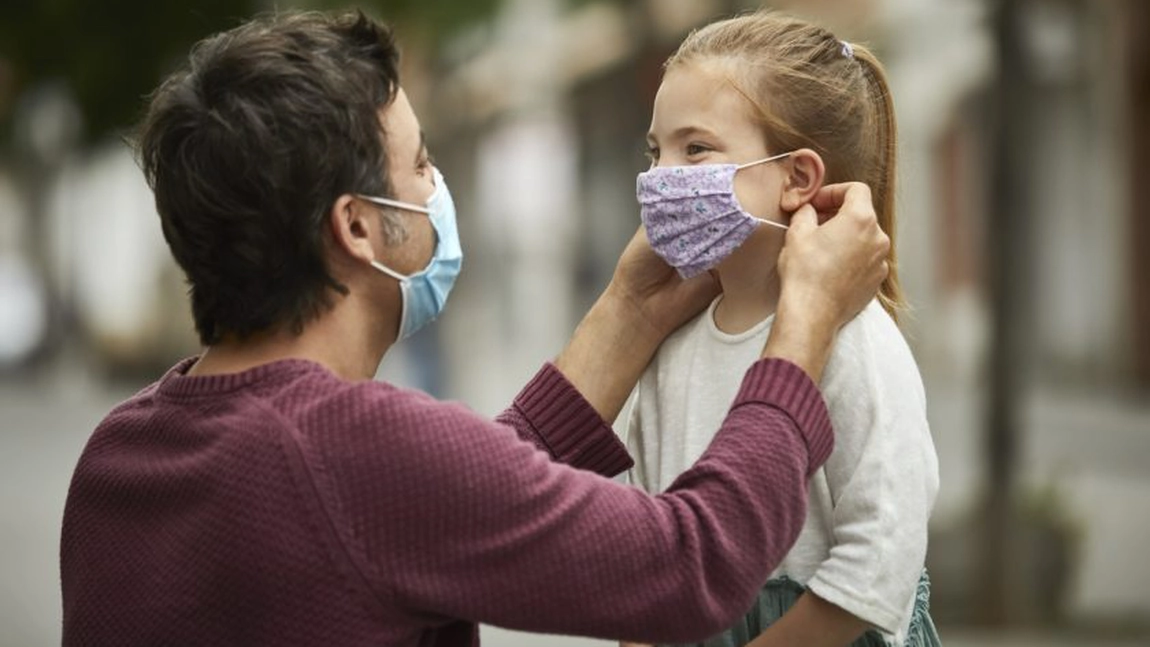 OMS vrea reintroducerea măştii de protecţie, în spaţiile deschise şi închise