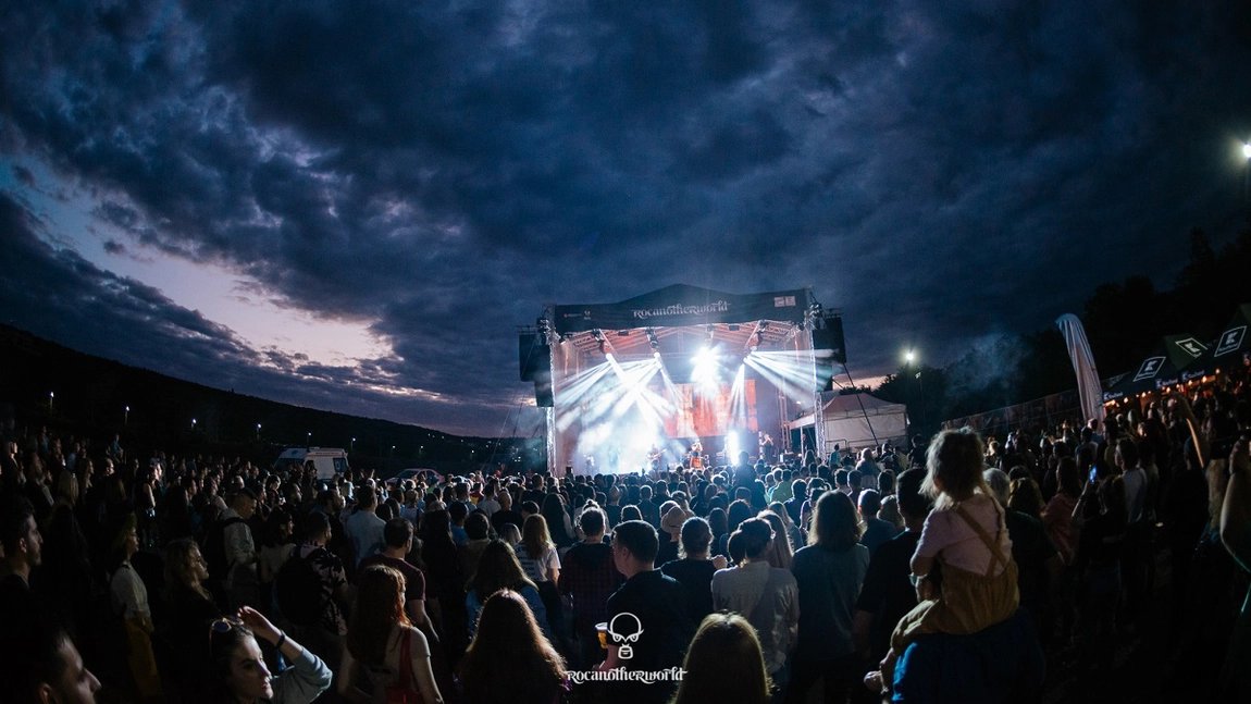 La Rocanotherworld faptele bune se adună împreună (P)