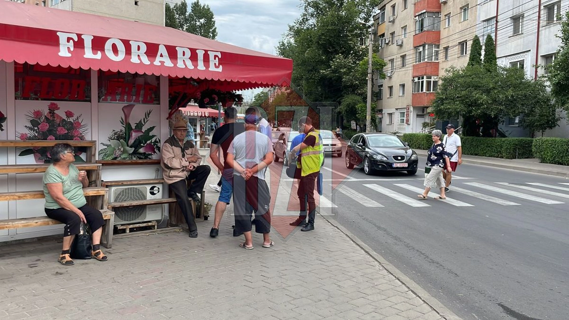 Accident rutier în cartierul Mircea cel Bătrân. O femeie în vârstă a fost lovită de o maşină pe trecerea de pietoni. Șoferul a fugit - EXCLUSIV, FOTO, UPDATE, VIDEO
