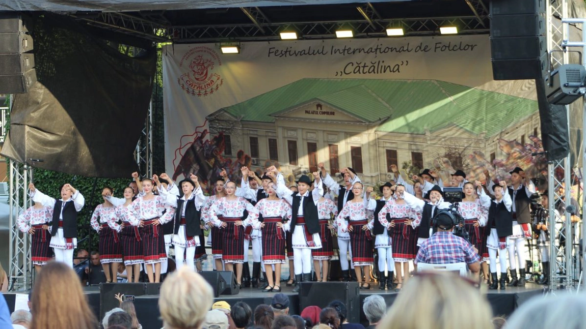 Ansamblul primăriei comunei Coarnele Caprei din Iaşi a obţinut locul al II-lea la Festivalul Internaţional de Folclor „Cătălina” - FOTO