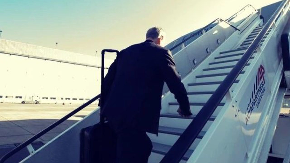 Avionul în care se afla Mircea Geoană nu a mai decolat din cauza unor probleme tehnice. Secretarul general adjunct al NATO urma să ajungă la un eveniment