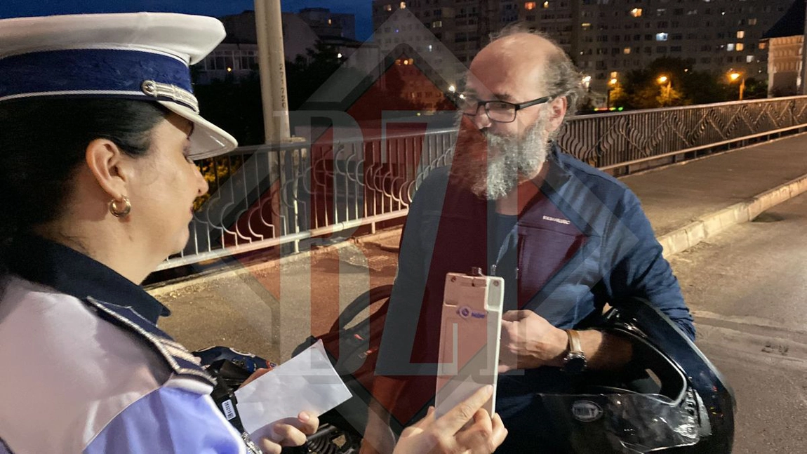 Bărbat pe scuter, prins de polițiști sub influența băuturilor alcoolice - EXCLUSIV, FOTO