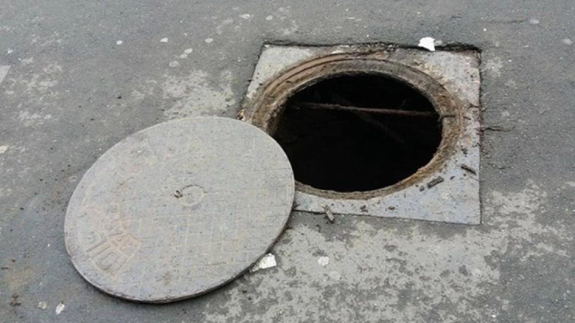 O fetiță de 12 ani și un bebeluș au căzut într-o canalizare în municipiul Codlea, județul Brașov