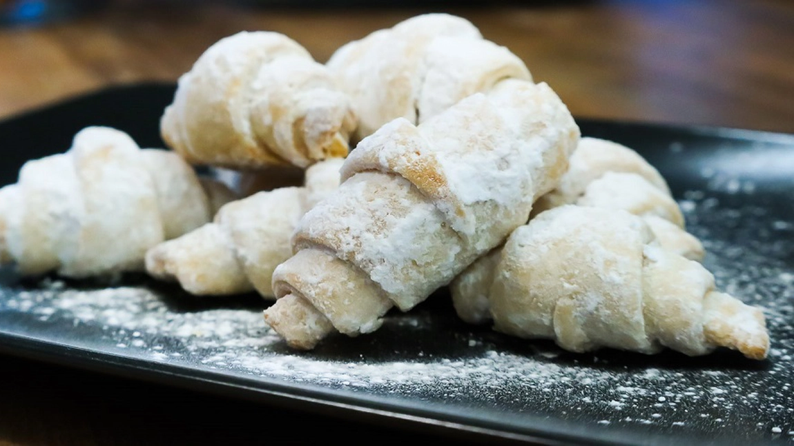 Cornulețe fragede cu untură și apă minerală. Trucuri simple pentru un desert delicios