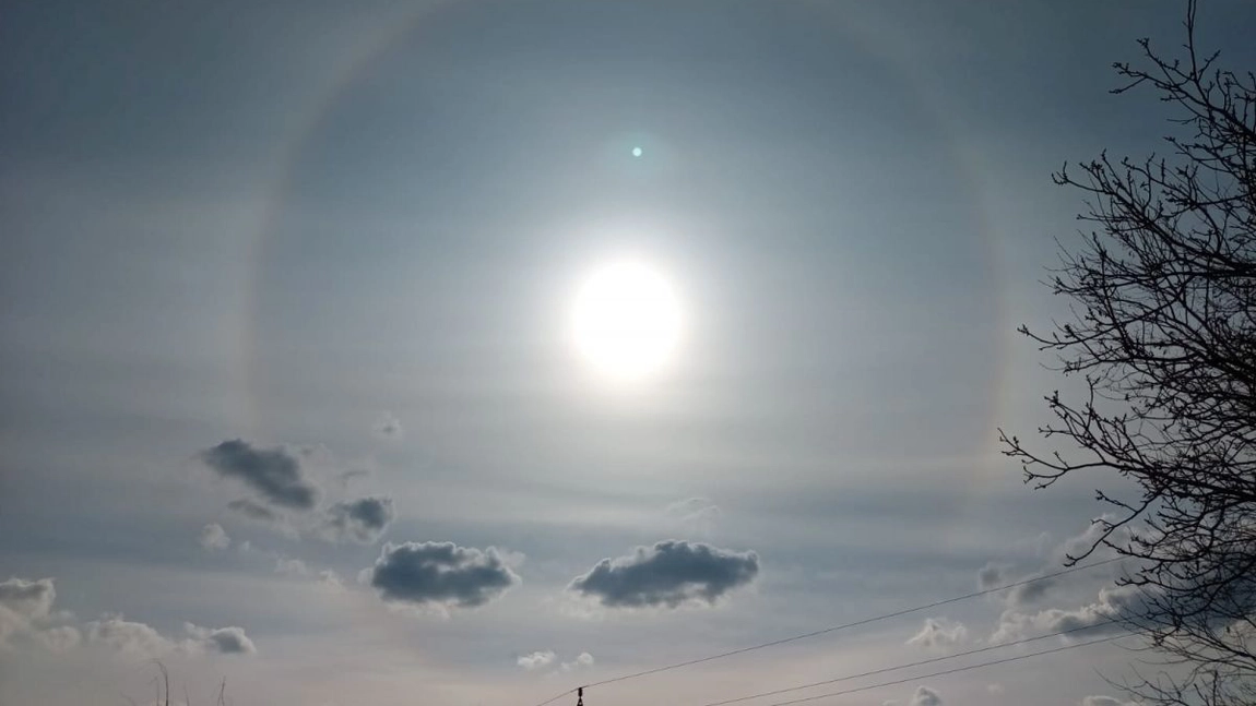 Curcubeu în jurul Soarelui. Ce este haloul solar și cum se formează?