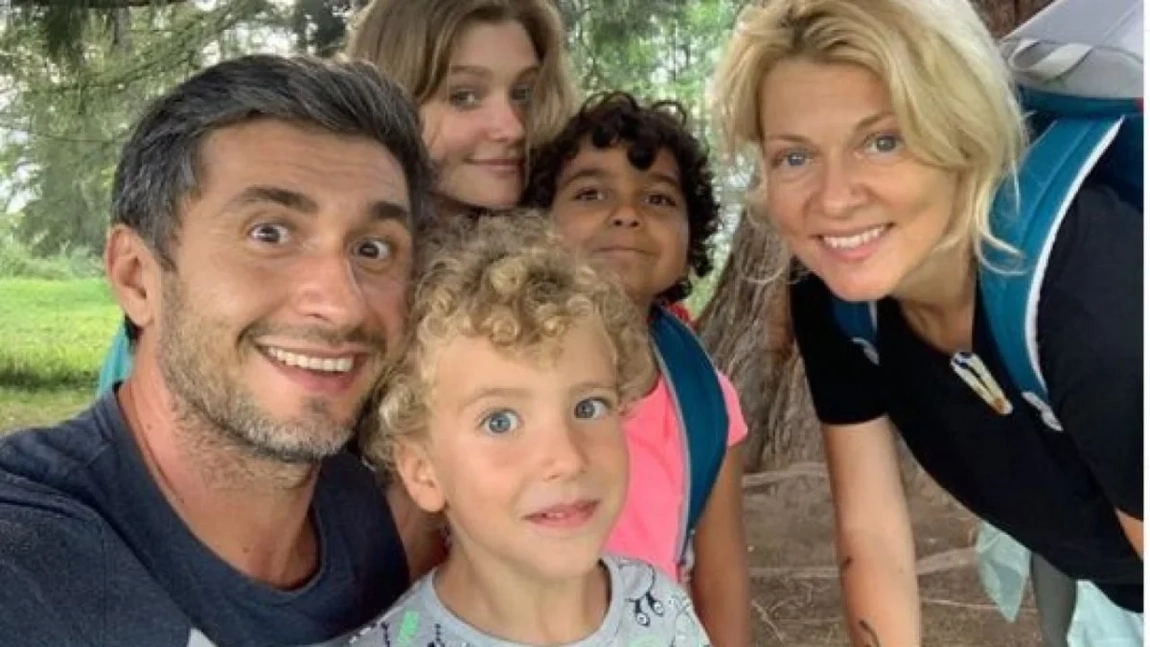 Ce mare s-a făcut Roxana India, fetița înfiată de Dana Nălbaru și de Dragoș Bucur! Imagini de colecție cu familia lor