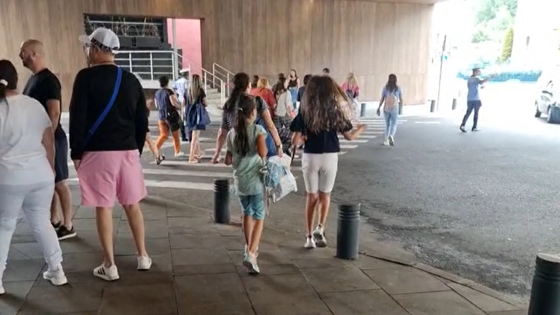 Amenințare cu bombă la un mall din Brașov - VIDEO