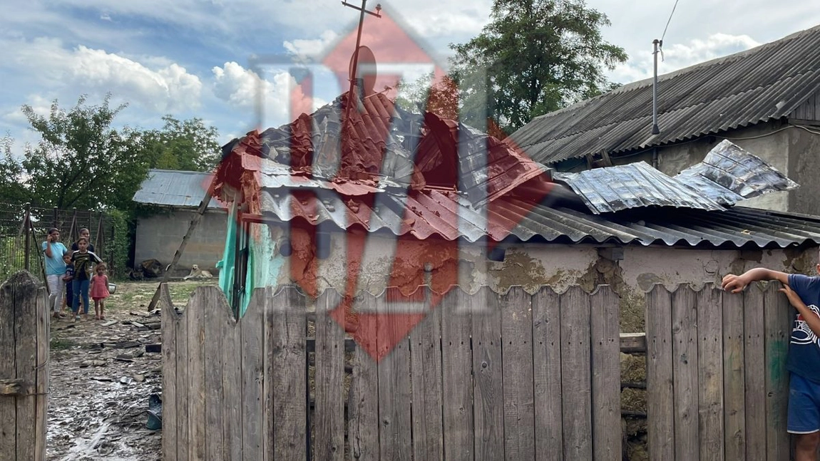O casă a fost cuprinsă de flăcări în comuna Dumești, județul Iași. Intervin mai multe autospeciale - EXCLUSIV, GALERIE FOTO, VIDEO, UPDATE
