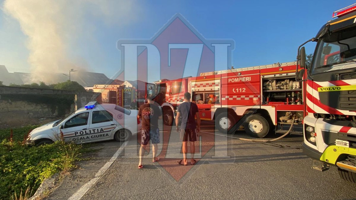 O casă din județul Iași a fost cuprinsă de flăcări. Incendiul s-a produs din cauza bateriilor de la panourile solare - EXCLUSIV, FOTO, VIDEO