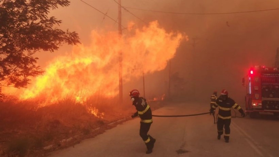 Mărturia pompierilor români care luptă cu incendiile devastatoare din Grecia: „Am salvat zeci de case