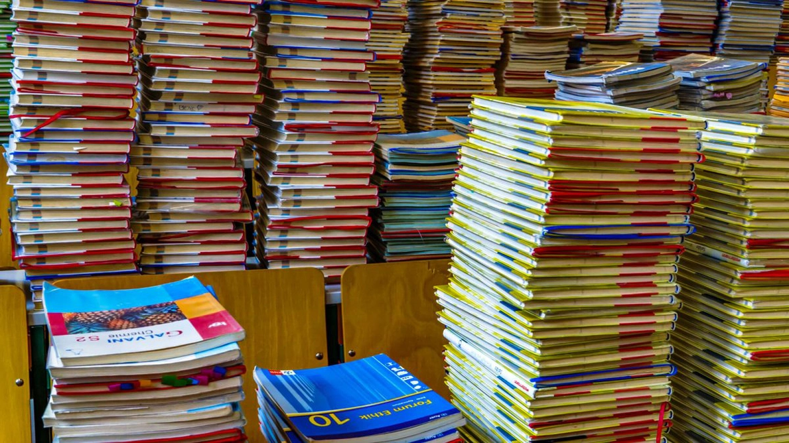 Elevii ieșeni care intră în clasele a IX-a și a X-a în septembrie nu vor avea manuale noi, ci vor învăța din manuale tipărite în 2004, de dinainte să se fi născut! Profesorii de liceu vor avea un nou set de „repere metodologice”