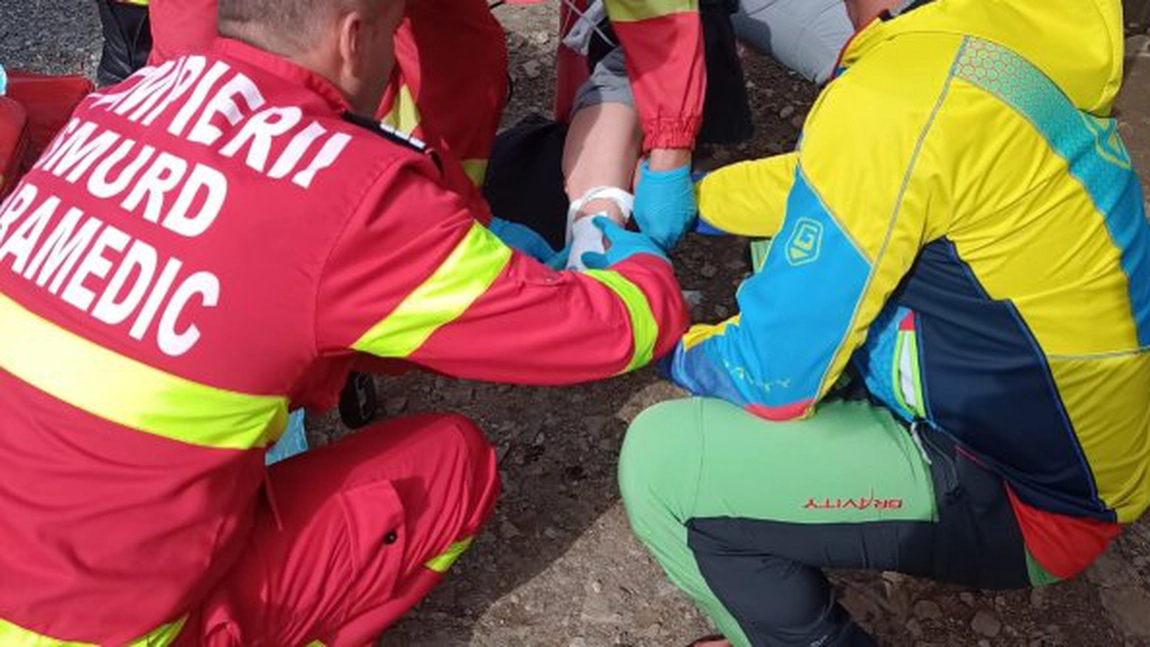 O femeie a fost muşcată de o viperă în munţii Făgăraş, după ce a făcut o greșeală banală