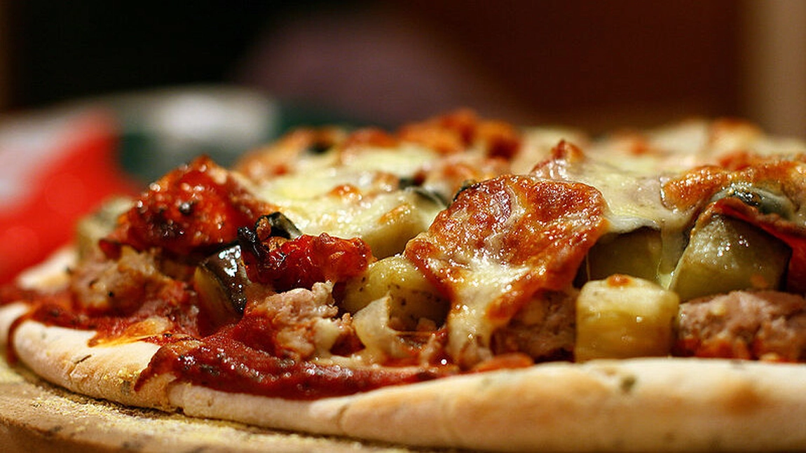 Pizza cu un nou tip de „carne”. Ce a găsit un clujean pe preparat când a desfăcut cutia