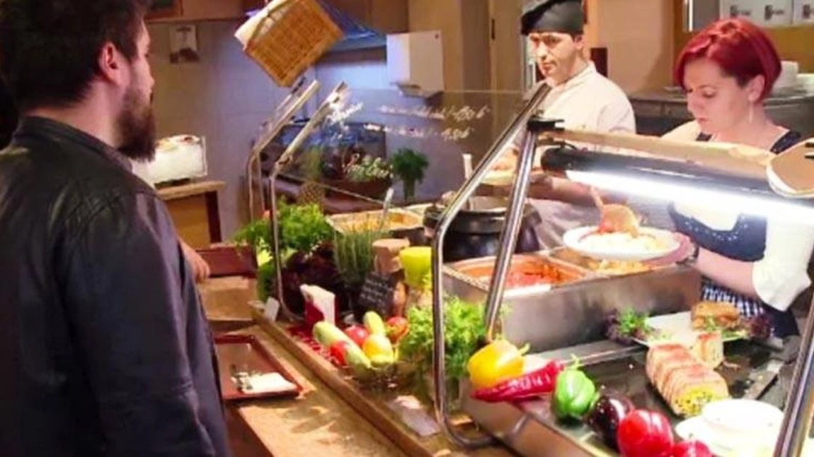 Gest impresionant al unui preot din Constanța la un fast-food. Clienții și vânzătoarea l-au judecat greșit