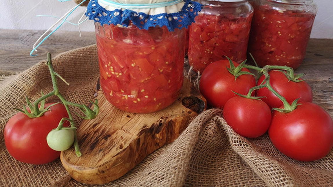 Roșii tocate pentru iarnă în bulion. O rețetă delicioasă fără conservanți pentru ciorbe 