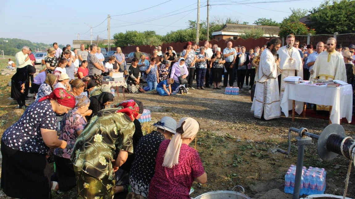 În comuna Coarnele Caprei din județul Iași, oamenii și preotul se roagă pentru venirea ploii