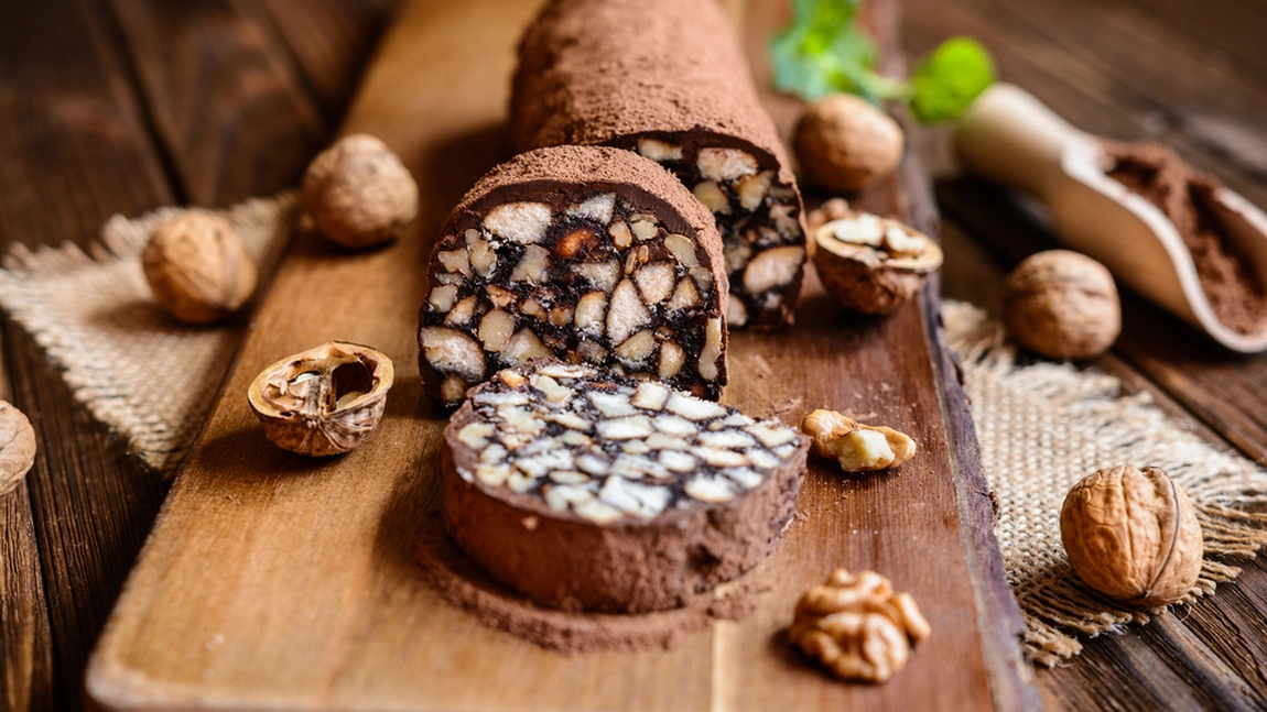 Salam de biscuiți cu ciocolată, un desert irezistibil. Rețeta delicioasă care îți va aminti de vremea copilăriei