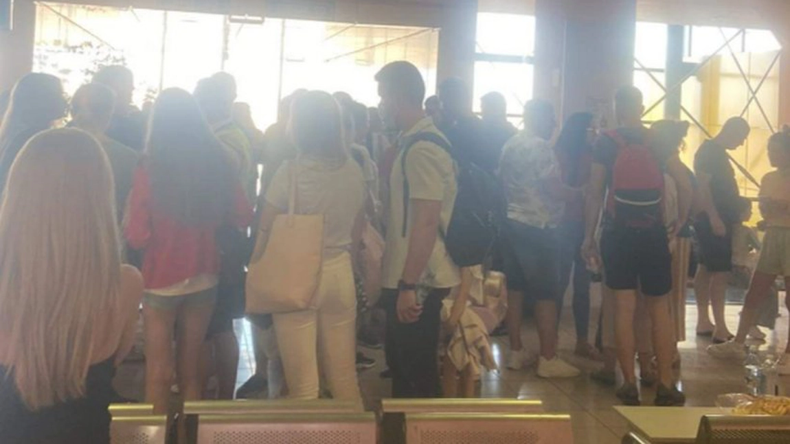 Mărturiile pasagerilor care au așteptat nu mai puțin de 20 de ore ca să revină din vacanță din Antalya