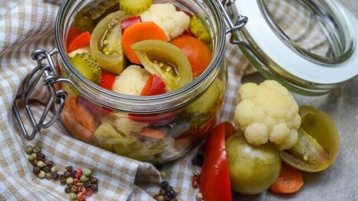 Secretul murăturilor în saramură. Rețeta bunicii pentru un preparat culinar desăvârșit