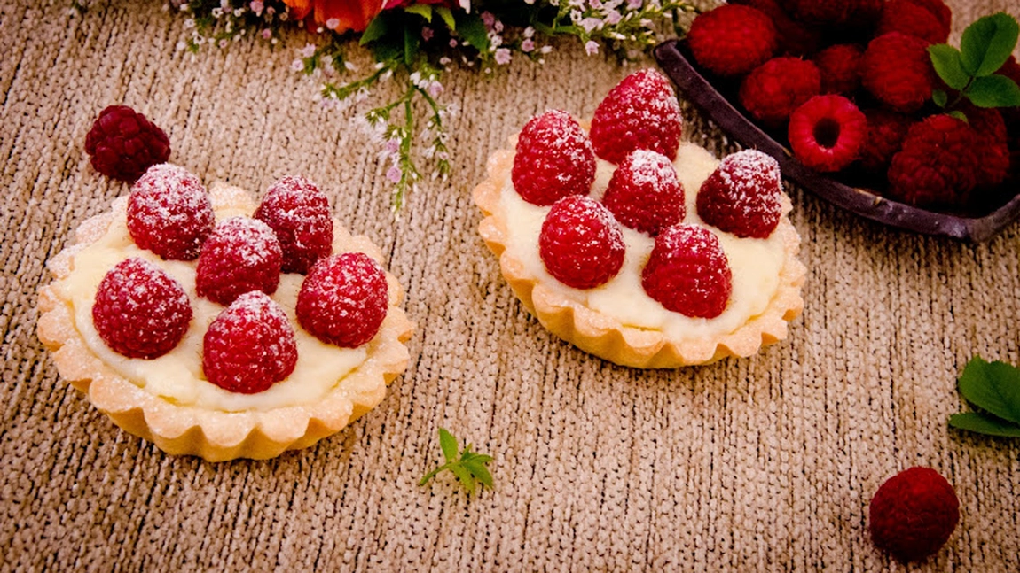 Tartă cu zmeură, un desert de vară gustos și aromat. Rețeta cu care îi vei cuceri pe musafiri