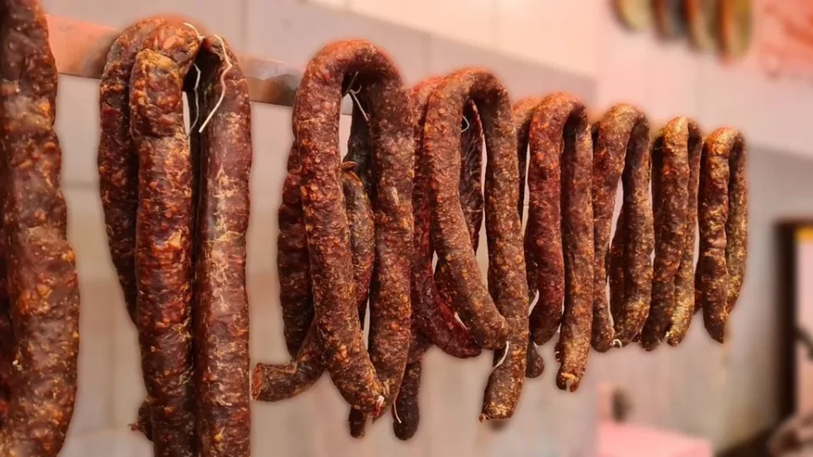 Uscarea carnaților. Toate ingredientele necesare pentru pregătirea deliciului tradițional