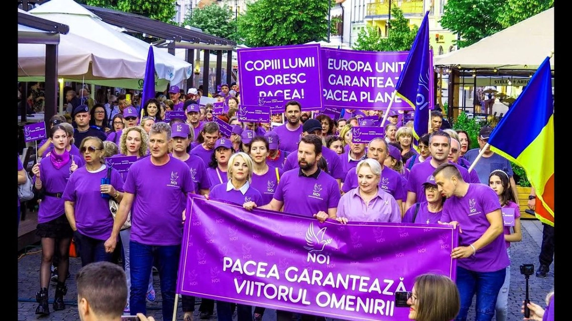 Viorica Dăncilă s-a plimbat prin mai multe orașe și a cântat despre pace - VIDEO