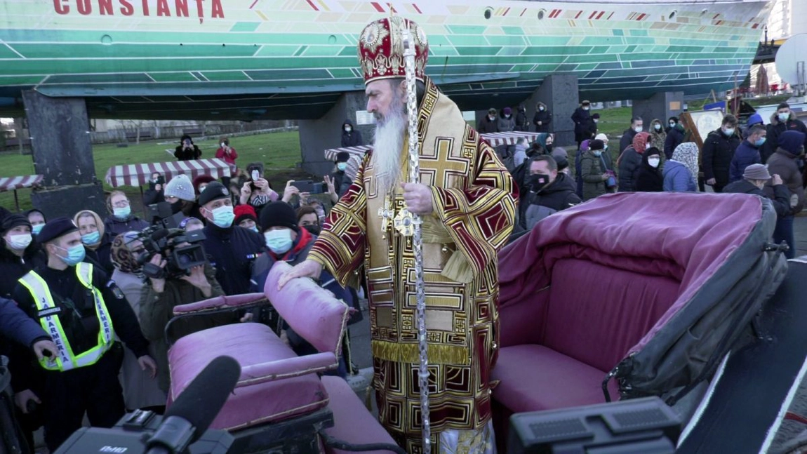 Arhiepiscopul Tomisului, ÎPS Teodosie se deplasează cu stil şi cu viteză. Poliţiştii i-au oprit maşina în trafic când circula cu 235 km la oră