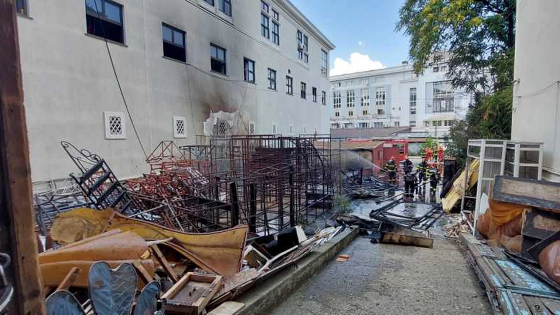 Incendiu la Opera Naţională Bucureşti. Faţada clădirii, afectată pe o o suprafaţă mare - FOTO, VIDEO