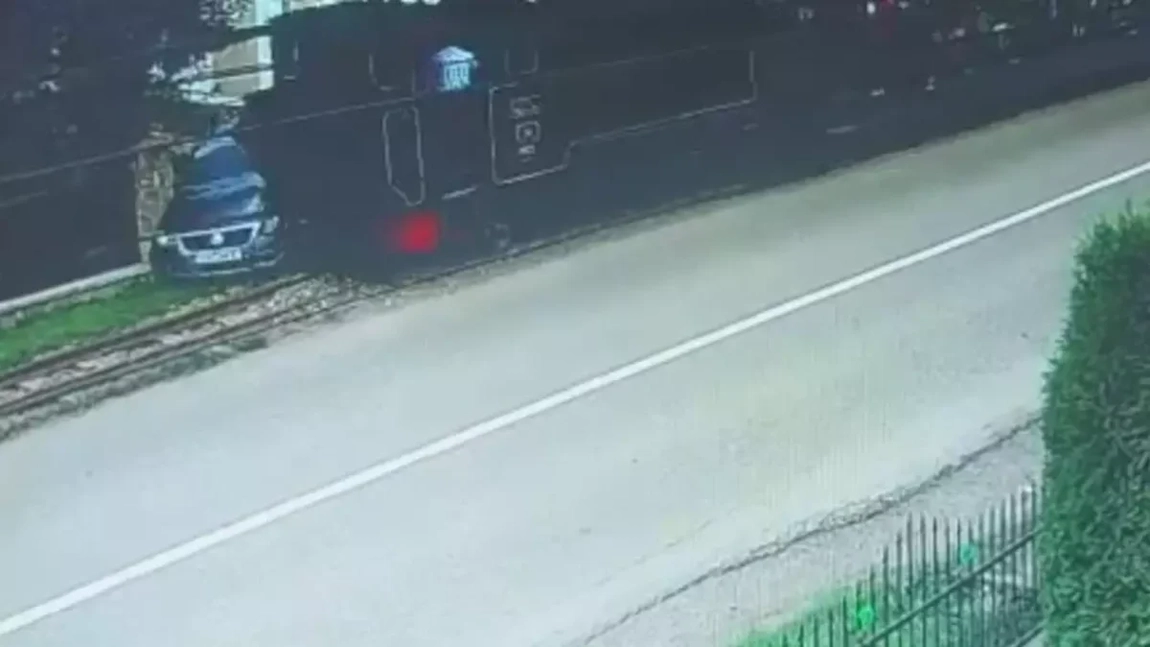 Accident rutier în județul Suceava. Mocănița Huțulca de la Moldovița a deraiat de pe șine, din cauza unei șoferițe - VIDEO
