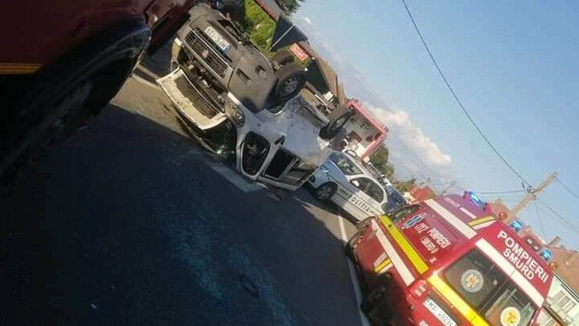 Accident între un microbuz și un autoturism, soldat cu 11 răniţi, în județul Mureș
