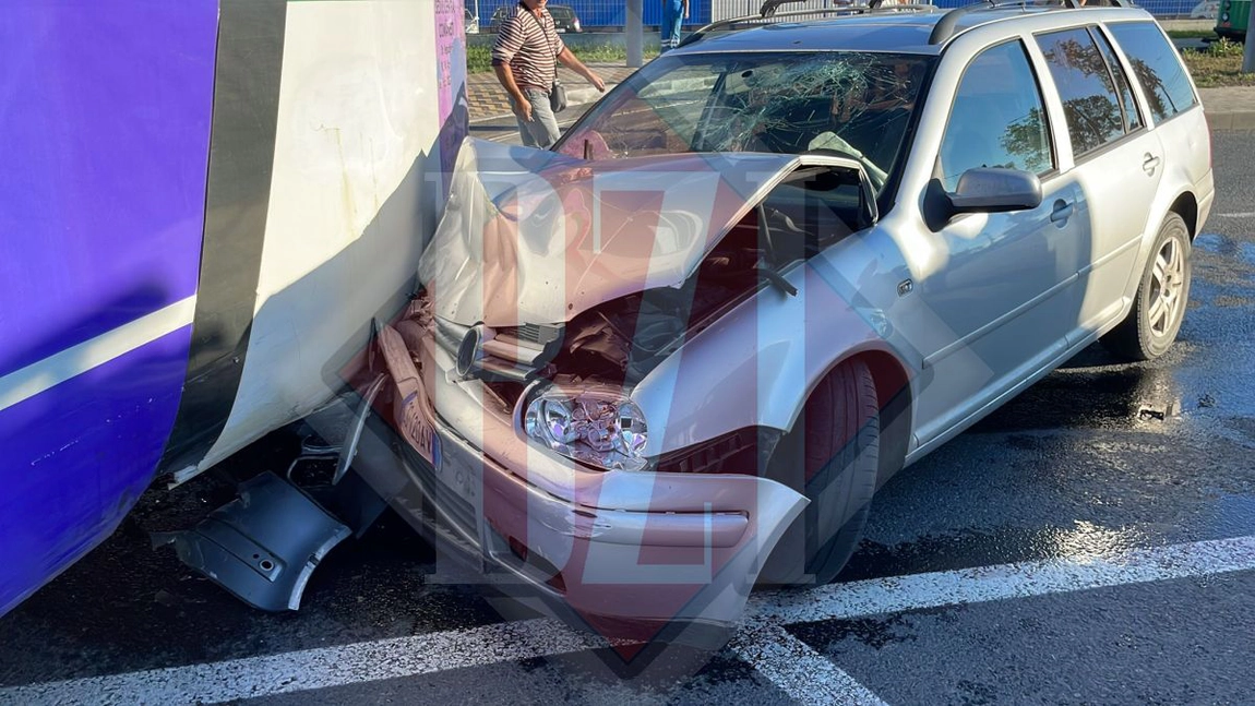 Tramvai vs Golf 4 la Iași! Autoturismul, șifonat bine, tramvaiul, de-a latul în mijlocul șoselei. Două victime în urma accidentului - EXCLUSIV, FOTO, VIDEO