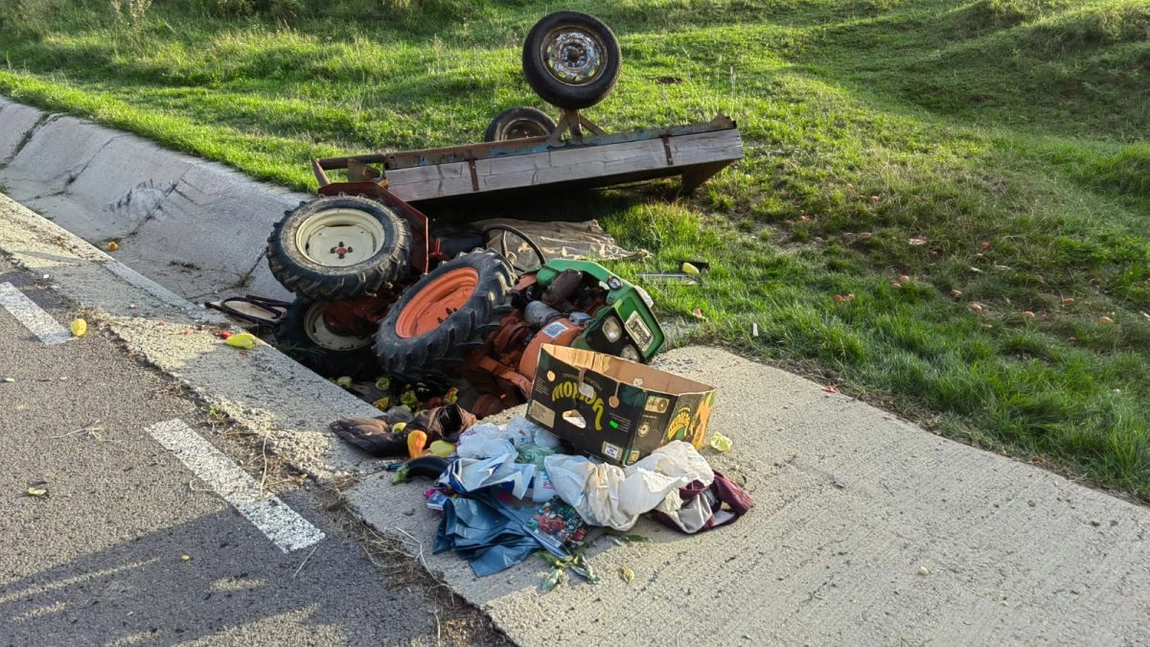 Un tractor cu remorcă s-a răsturnat la Costeşti, în judeţul Iaşi. O femeie a decedat- EXCLUSIV, FOTO