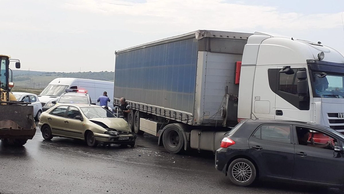 Accident rutier pe șoseaua de centură. Un autoturism a intrat în coliziune cu un TIR - EXCLUSIV, UPDATE