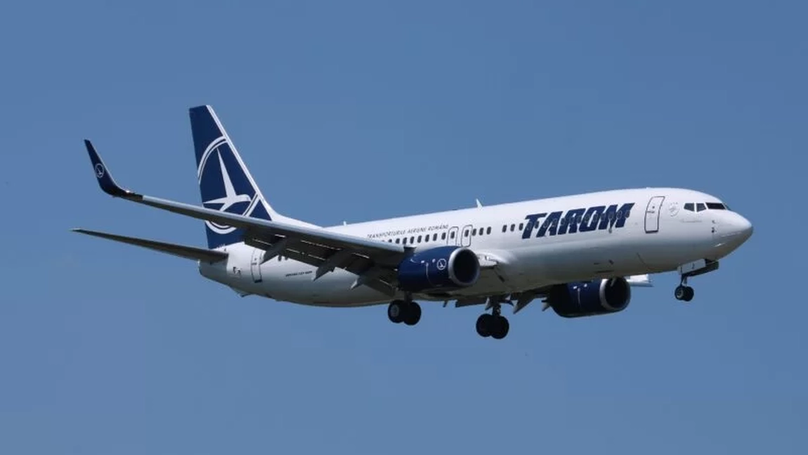 Incident pe Aeroportul Otopeni. Un avion Tarom cu geamul fisurat s-a întors de urgență pe aerogară