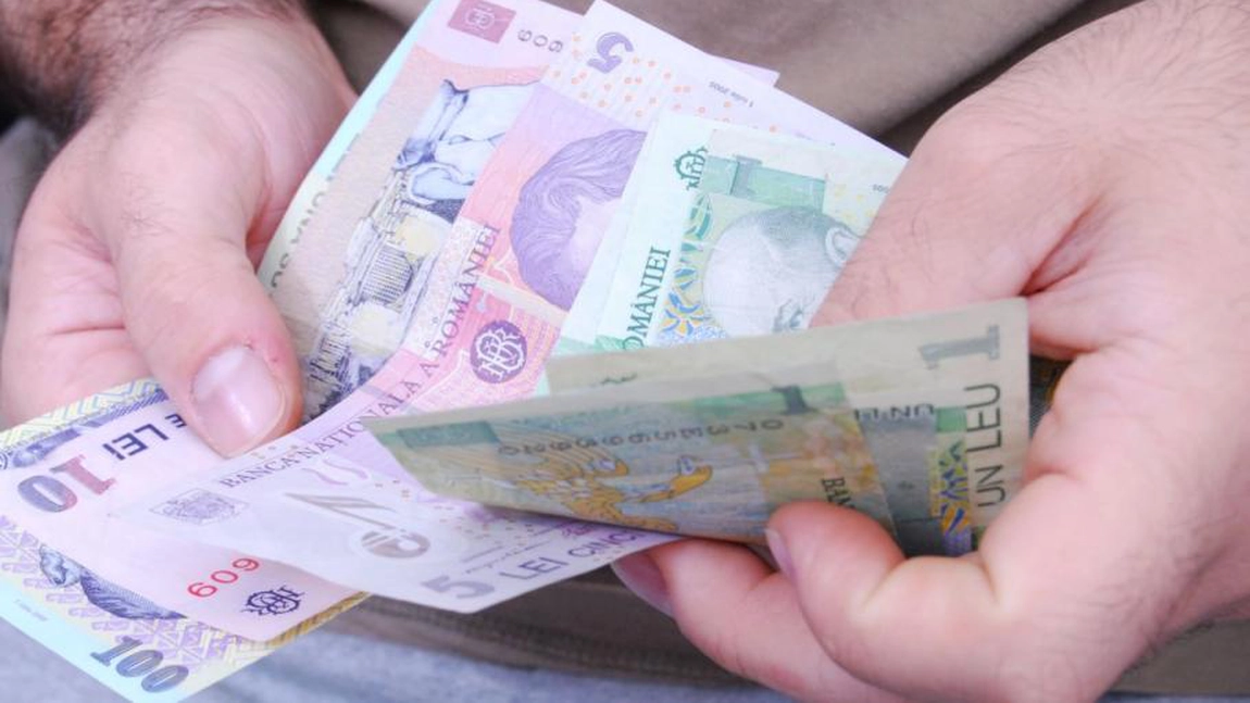 Noi majorări. Salariul minim al românilor creşte cu 450 lei, iar pensiile cu 10%