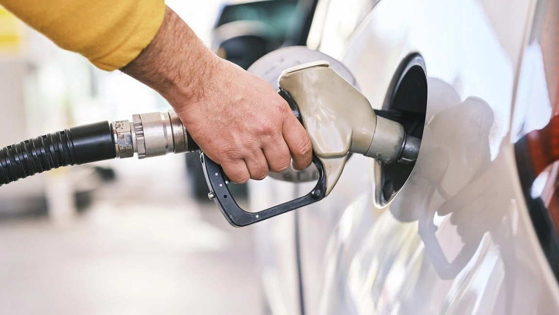 Guvernul ia în calcul să renunțe la ajutorul de 50 de bani pe litru de carburant. Decizia va fi luată în coaliţia de guvernare