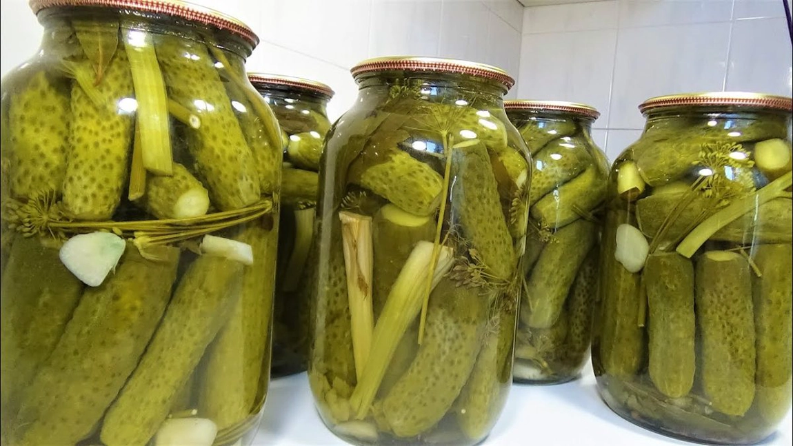 Castraveți în saramura pentru iarnă. Ce mirodenii folosea bunica pentru o aromă inedită a murăturii