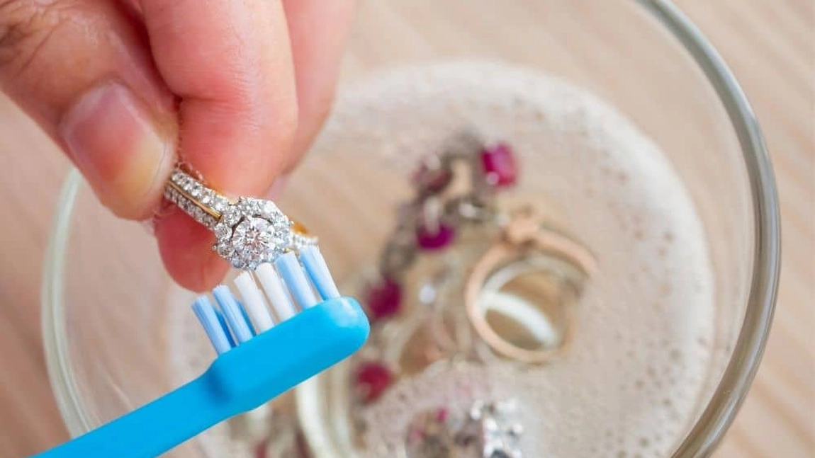Cum să prepari acasă o soluție pentru curățat argintul? Ingrediente de care ai nevoie