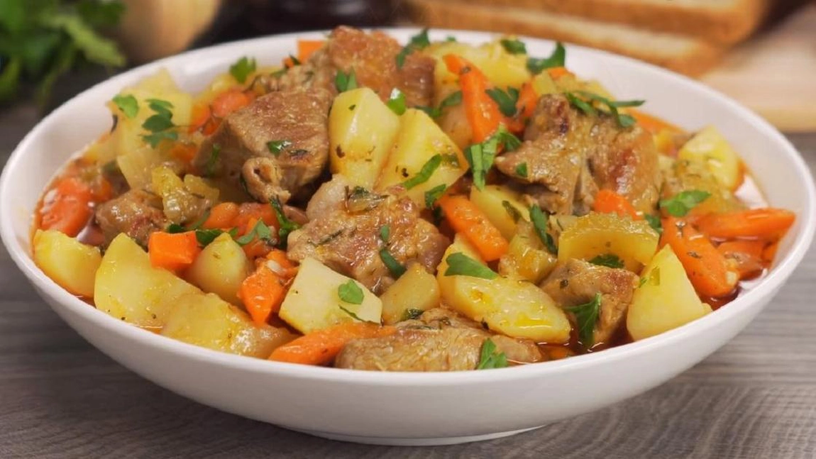 Friptură de porc la cuptor electric. Cu ce legume să servești felul de mâncare