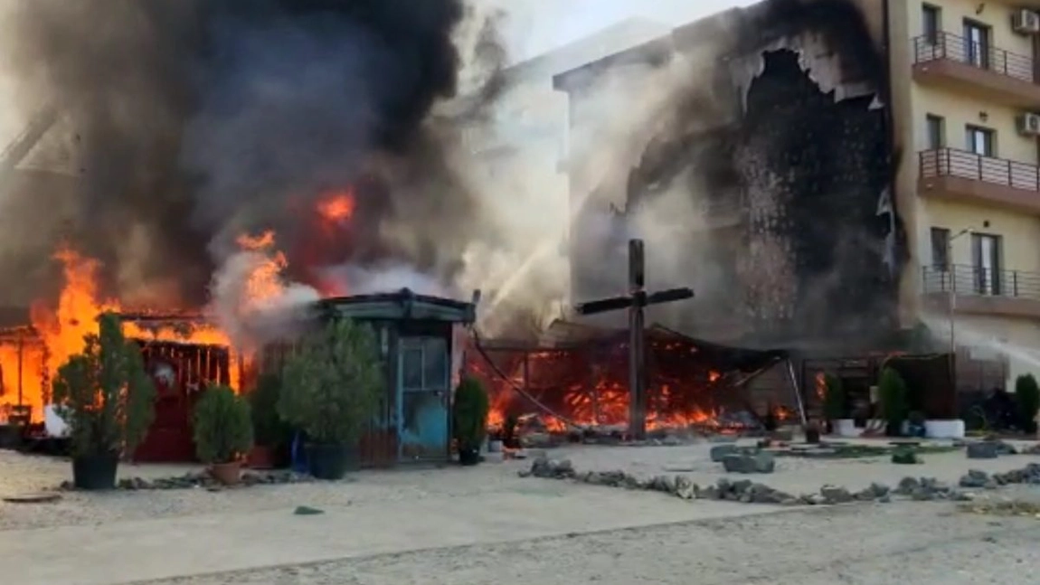 Focul care a distrus o biserică din Constanța a afectat și locuințele învecinate: Pompierii anunță de ce nu exista autorizație de securitate la incendiu - VIDEO