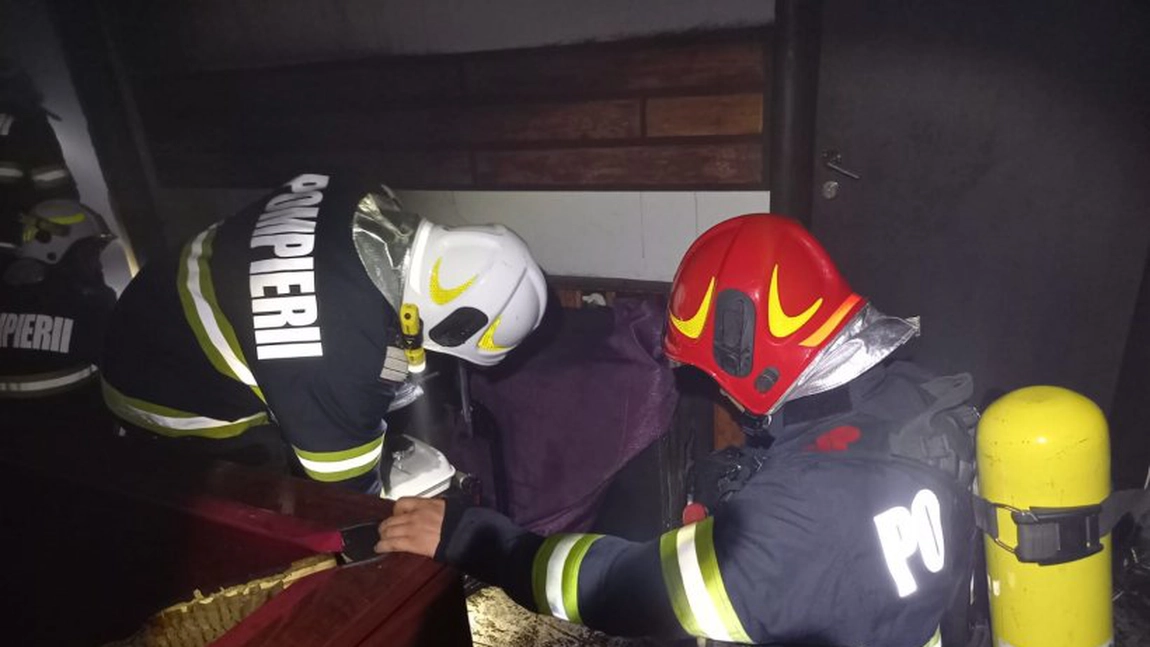 Incendiu la o pensiune din Vâlcea. Cel puţin 50 de persoane au fost evacuate, dintre care 41 de copii