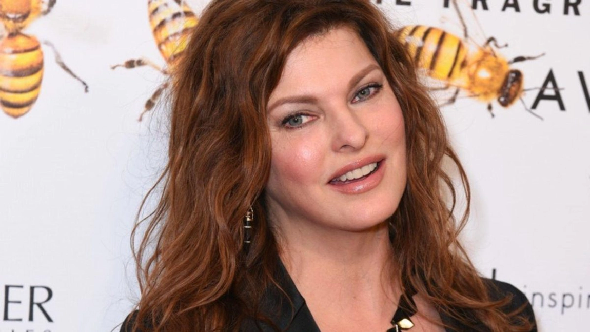 Linda Evangelista, desfigurată în urma unui tratament cosmetic. A folosit bandă adezivă pentru a-și întinde pielea pentru un pictorial